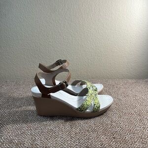 Crocs Leigh ll Women's Graphic Ankle Strap Wedge Sandals Sz 11 Party Casual EUC
